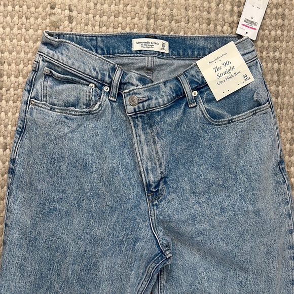 Abercrombie & Fitch Denim - NWT Abercrombie The 90s Straight Ultra High Rise jean